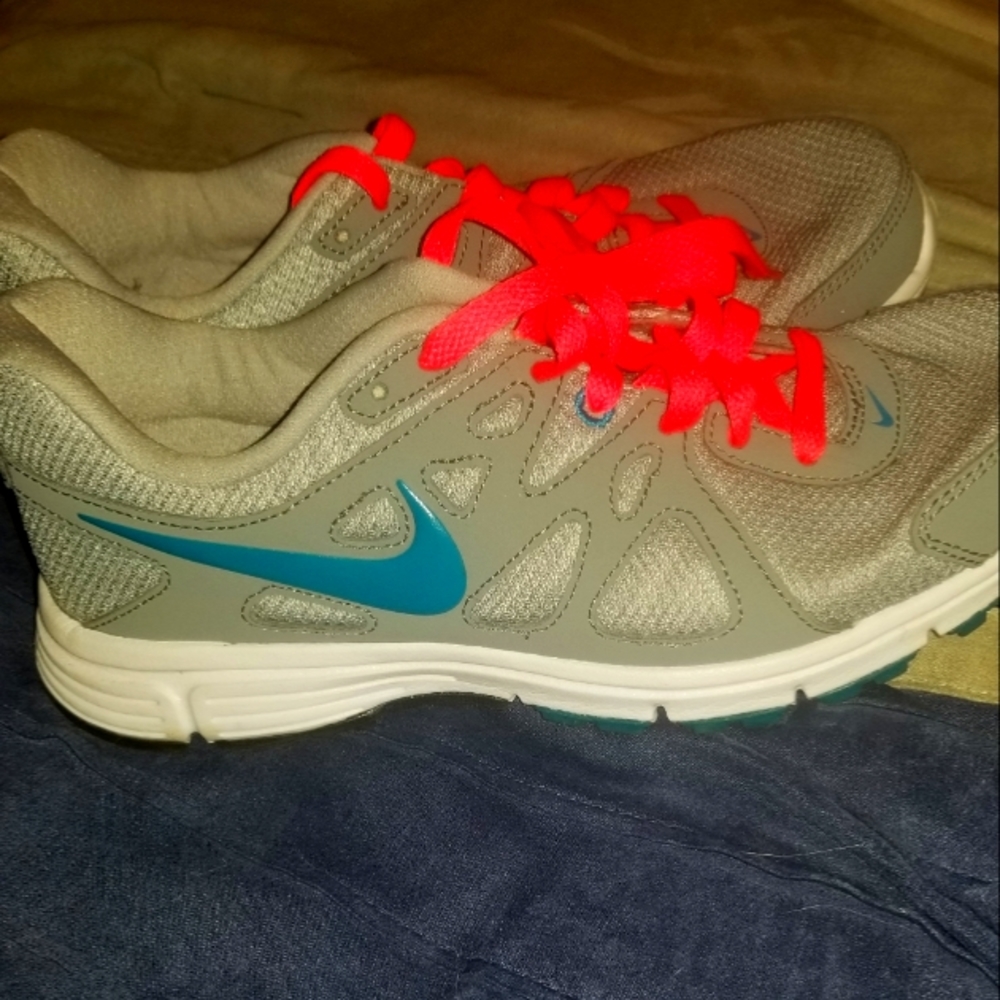 nike tennis shoes size 9